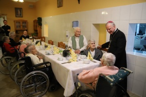 arcybiskup jędraszewski w ośrodku caritas w zembrzycach